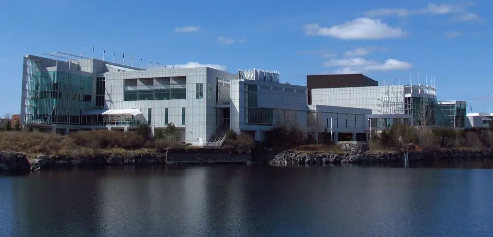 Le Casino du Lac-Leamy vu de l’autre côté du lac de la Carrière, par une journée claire.